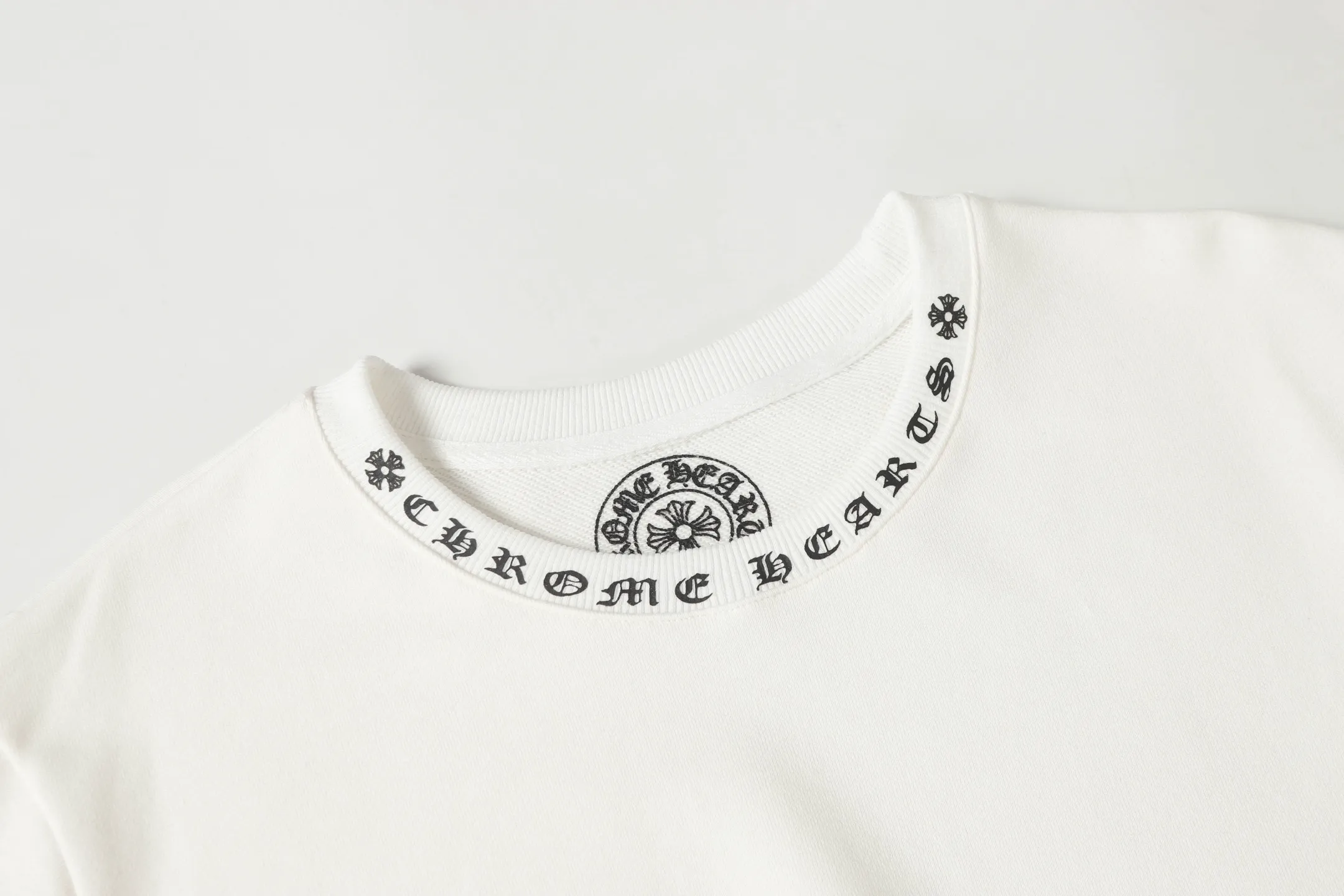 P210 Round neck sweatshirt. Remember to remark sweatshirt when ordering #Y2903 Cross-border running quantity model. Please do not place an order if you pursue perfection. -Chrome Hearts/Chrome Hearts 23ss Sanskrit printed popular round neck sweatshirt -High weight, high density and high quality. The wool is soft, delicate and skin-friendly. Soft and silky to the touch. Excellent warmth and skin-friendliness. -Colour: black white -Size: S M L XL